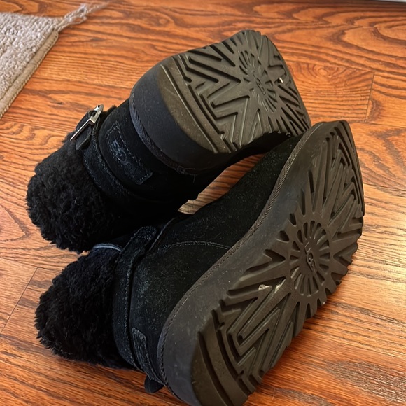 Woman’s Ugg’s - Picture 4 of 4